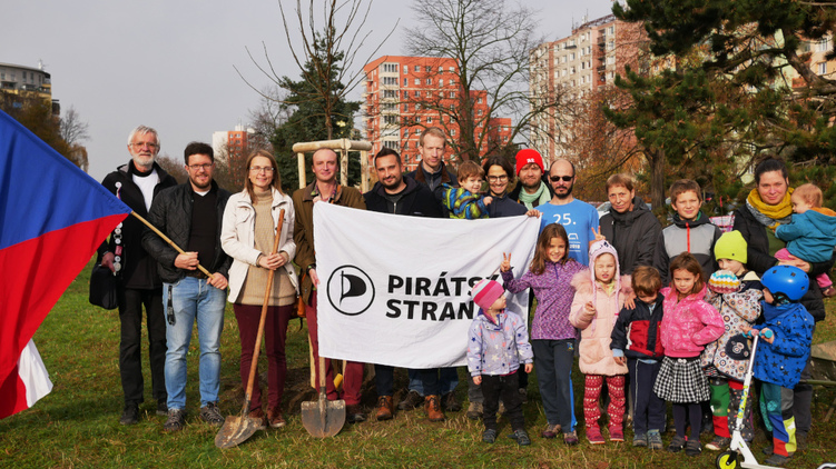 Piráti z Prahy 12 uctili výročí revoluce výsadbou lípy Vlasty